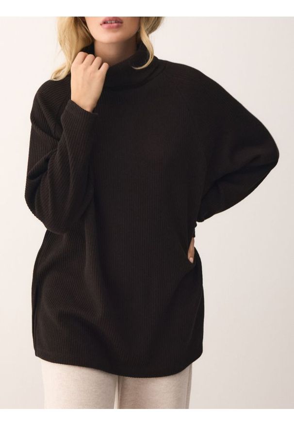 Reserved - Długa bluza z golfem - ciemnobrązowy. Typ kołnierza: golf. Kolor: brązowy. Materiał: dzianina, wiskoza. Długość: długie