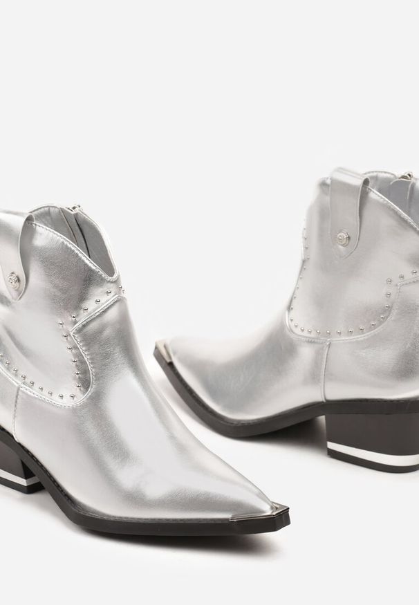 Renee - Srebrne Botki w Stylu Kowbojek na Stożku Ozdobione Nitami Niavela. Okazja: na imprezę. Kolor: srebrny. Materiał: jeans, materiał, skóra. Wzór: aplikacja. Obcas: na stożku. Styl: elegancki. Wysokość obcasa: średni