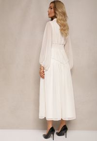 Renee - Jasnobeżowa Elegancka Sukienka w Stylu Vintage z Powlekanymi Guzikami i Marszczeniami Lefandia. Typ kołnierza: kołnierzyk stójkowy. Kolor: beżowy. Styl: vintage, elegancki