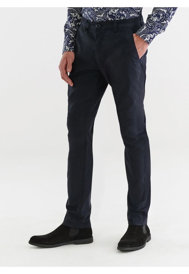 Pako Lorente - PAKO LORENTE – Granatowe spodnie męskie P22WB-WX-001-G-0. Kolor: niebieski. Materiał: bawełna, elastan. Długość: długie. Wzór: gładki