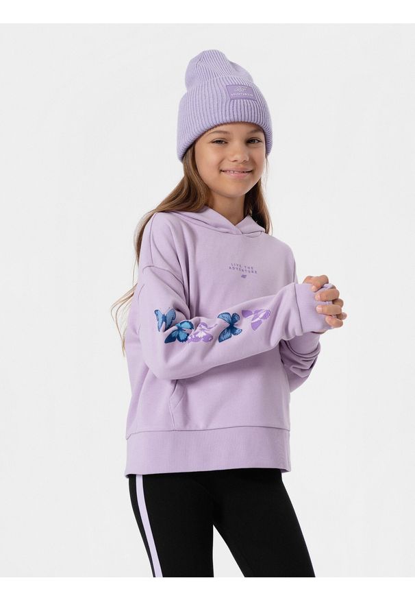 4f - Bluza dresowa nierozpinana z kapturem dziewczęca. Okazja: na co dzień. Typ kołnierza: kaptur. Kolor: fioletowy. Materiał: dresówka. Wzór: kolorowy, nadruk, napisy. Styl: casual