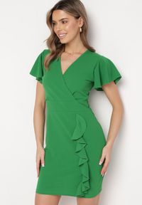 Born2be - Zielona Dopasowana Sukienka Mini z Kopertowym Dekoltem i Ozdobną Falbanką Gwendara. Kolor: zielony. Typ sukienki: kopertowe. Styl: elegancki. Długość: mini #1