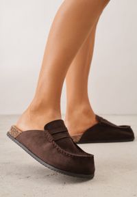 Renee - Brązowe Klapki Mule na Podeszwie z Korka z Ozdobnymi Przeszyciami Chionessa. Okazja: na co dzień. Kolor: brązowy. Styl: retro, casual #1