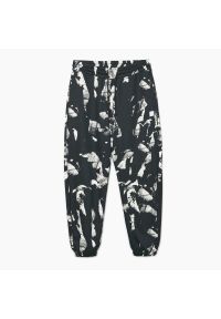 Cropp - Wzorzyste spodnie jogger - Czarny. Kolor: czarny