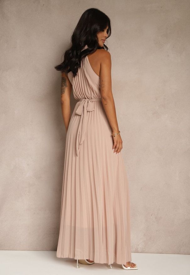 Renee - Jasnoróżowa Plisowana Sukienka z Kopertowym Dekoltem i Gumką w Talii Dimitris. Kolor: różowy. Materiał: materiał. Typ sukienki: kopertowe