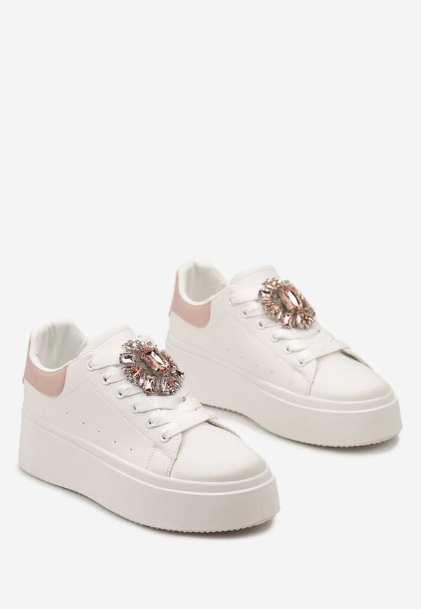 Born2be - Biało-Różowe Sneakersy na Platformie z Perforacją i Ozdobnym Kamieniem Dilhela. Okazja: na co dzień. Kolor: biały. Materiał: jeans. Obcas: na platformie