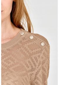 Guess - GUESS Beżowy damski sweterek dzianinowy. Kolor: beżowy. Materiał: wiskoza