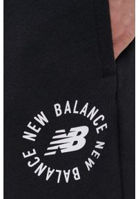 New Balance spodnie dresowe MP21900BK męskie kolor czarny z nadrukiem. Kolor: czarny. Materiał: dresówka. Wzór: nadruk #3
