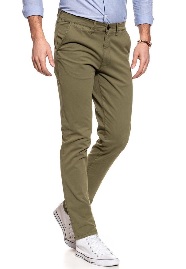 Wrangler - WRANGLER SPODNIE MĘSKIE CHINO DUFFLEBAG GREEN W16LHB15U 112127309. Materiał: materiał. Wzór: aplikacja