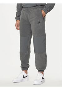 Nike Spodnie dresowe FB8384 Szary Standard Fit. Kolor: szary. Materiał: syntetyk