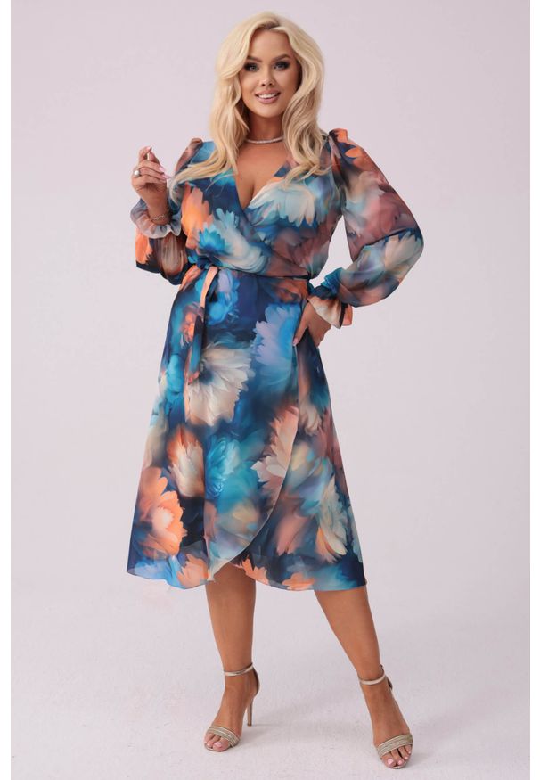 Moda Size Plus Iwanek - Szyfonowa kopertowa sukienka Mia w odcieniach beżu i granatu PLUS SIZE XXL WIOSNA. Typ kołnierza: dekolt w kształcie V. Kolekcja: plus size. Kolor: beżowy. Materiał: szyfon. Sezon: wiosna. Typ sukienki: kopertowe, dla puszystych. Styl: elegancki. Długość: midi