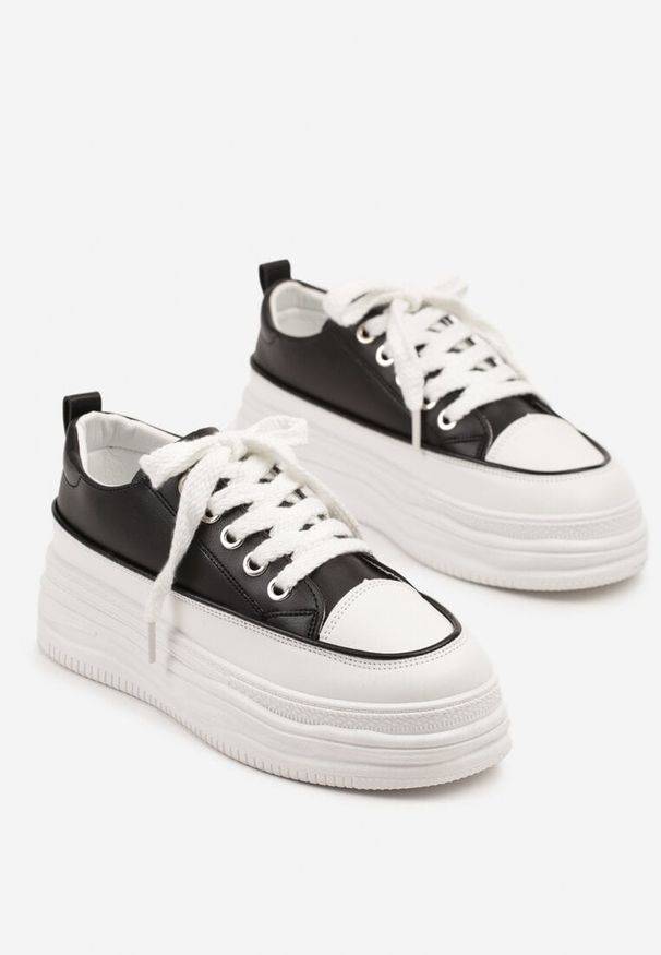 Born2be - Czarno-Białe Trampki na Grubej Podeszwie z Tłoczeniami Tirlima. Okazja: na co dzień. Kolor: czarny. Materiał: jeans. Styl: klasyczny, elegancki, casual