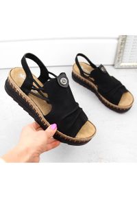Komfortowe sandały damskie na koturnie wsuwane czarne Rieker V7972-00. Zapięcie: bez zapięcia. Kolor: czarny. Obcas: na koturnie #2