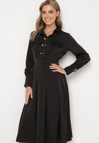 Born2be - Czarna Rozkloszowana Sukienka o Koszulowym Kroju z Imitacją Kieszeni i Gumką w Talii Rizza. Okazja: na co dzień. Kolor: czarny. Typ sukienki: koszulowe. Styl: casual, klasyczny, elegancki, wizytowy #4