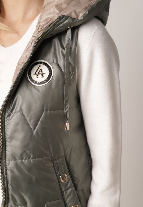 Born2be - Zielona Pikowana Kamizelka o Długim Kroju z Nieodpinanym Kapturem i Aplikacją Koretes. Okazja: na co dzień. Kolor: zielony. Materiał: prążkowany, poliester. Długość: długie. Wzór: aplikacja. Styl: casual