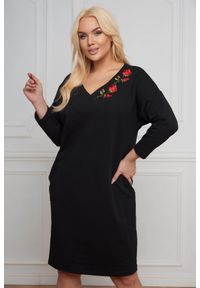 Moda Size Plus Iwanek - Kimonowa sukienka Zuza z aplikacją róży PLUS SIZE XXL. Okazja: na co dzień. Typ kołnierza: dekolt w kształcie V. Kolekcja: plus size. Materiał: dzianina, dresówka, elastan, bawełna. Wzór: aplikacja. Typ sukienki: dla puszystych. Styl: casual #1