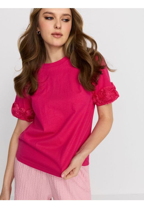 Sinsay - Bawełniana bluzka z ozdobnymi kwiatami na rękawach - różowy. Kolor: różowy. Materiał: bawełna. Wzór: kwiaty