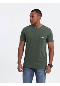 Ombre Clothing - Casualowy męski t-shirt z naszywką na kieszeni – ciemnooliwkowy V4. Okazja: na co dzień. Kolor: oliwkowy. Materiał: guma, skóra, jersey, bawełna. Wzór: aplikacja. Styl: casual #3