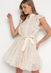 Born2be - Jasnobeżowa Koszulowa Sukienka Mini z Falbankami i Wiązanym Paskiem Divertire. Typ kołnierza: kołnierz z falbankami. Kolor: beżowy. Materiał: tkanina, materiał. Typ sukienki: koszulowe. Długość: mini #1