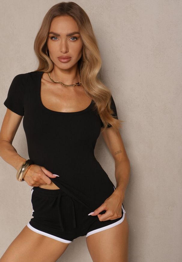 Renee - Czarny T-shirt Bawełniany z Wyciętym Okrągłym Dekoltem Efralea. Okazja: na co dzień. Kolor: czarny. Materiał: bawełna. Styl: klasyczny, casual, elegancki