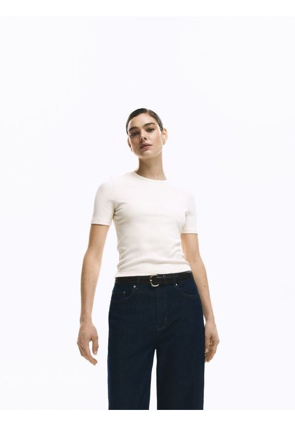 Reserved - Prążkowany t-shirt - złamana biel. Materiał: prążkowany