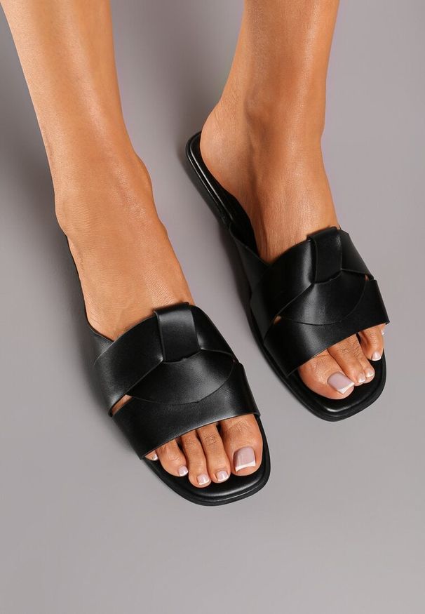 Born2be - Czarne Płaskie Klapki Wykończone Kwadratowym Noskiem Lorivia. Okazja: na co dzień. Kolor: czarny. Materiał: len. Wzór: geometria. Styl: elegancki, casual