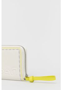 Desigual portfel x Disney 22SAYP13 damski kolor beżowy. Kolor: beżowy. Materiał: materiał. Wzór: motyw z bajki #3