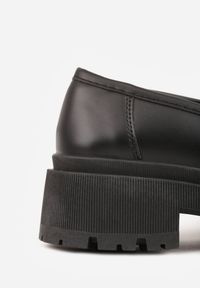 Renee - Czarne Mokasyny na Platformie Ozdobione Frędzlami Sewrisa. Kolor: czarny. Materiał: jeans. Wzór: aplikacja. Obcas: na platformie #4