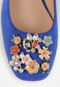 Born2be - Niebieskie Czółenka Vices z Odkrytą Piętą Ozdobione Cyrkoniami ze Skórzaną Władką Eklevia. Zapięcie: pasek. Kolor: niebieski. Materiał: skóra. Wzór: aplikacja. Obcas: na obcasie. Styl: elegancki. Wysokość obcasa: średni #5