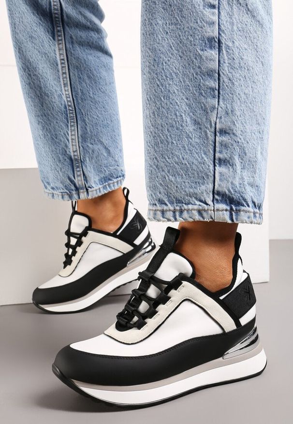 Renee - Czarno-Białe Sneakersy z Metaliczną Wstawką i Ozdobnym Napisem na Ukrytym Koturnie Alivewna. Kolor: czarny. Wzór: napisy. Sezon: lato. Obcas: na koturnie