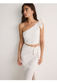 Reserved - Asymetryczny top z wiskozy - biały. Kolor: biały. Materiał: wiskoza. Długość: krótkie #1