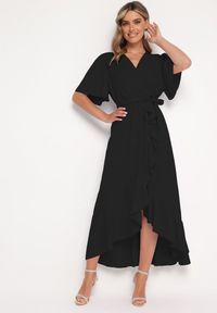 Born2be - Czarna Sukienka z Kopertowym Dekoltem Wiązana w Pasie z Gumką i Falbankami Alleria. Okazja: na co dzień. Typ kołnierza: kołnierz z falbankami. Kolor: czarny. Długość rękawa: krótki rękaw. Typ sukienki: kopertowe. Styl: casual #1