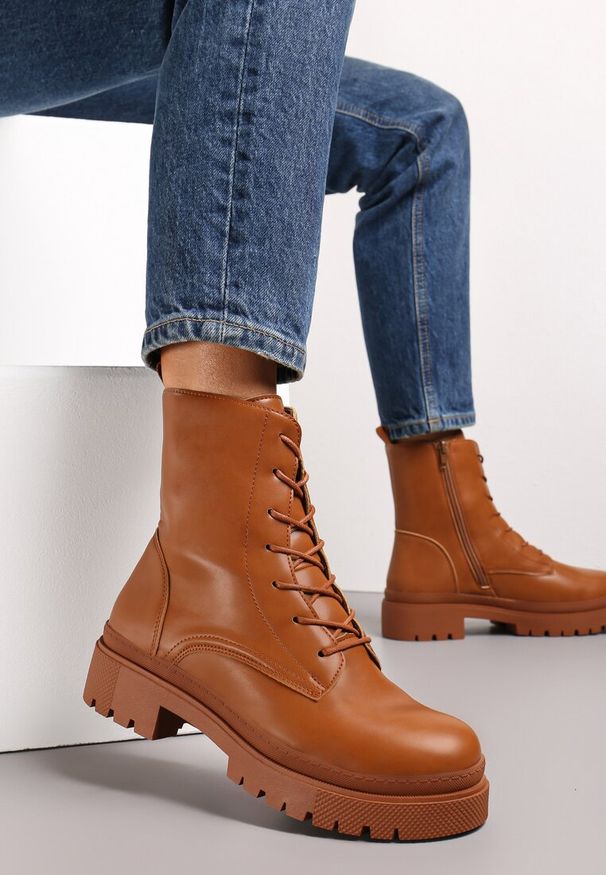 Renee - Brązowe Botki Workery na Grubej Podeszwie Seomilla. Kolor: brązowy. Styl: elegancki