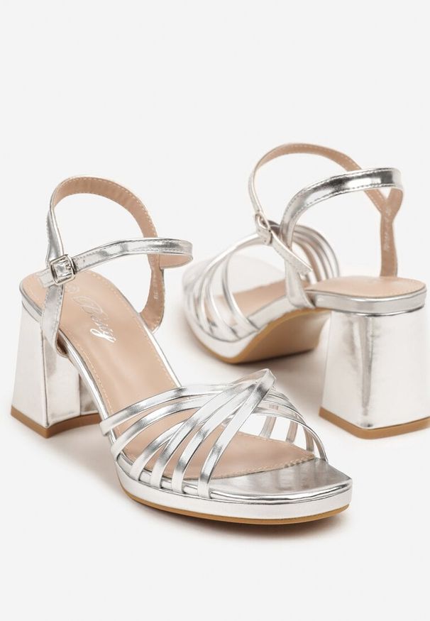 Born2be - Srebrne Sandały na Obcasie z Ozdobnymi Paskami Nevolisa. Okazja: na spotkanie biznesowe, do pracy, na randkę, na co dzień. Zapięcie: pasek. Kolor: srebrny. Wzór: paski. Sezon: lato. Obcas: na obcasie. Styl: elegancki, casual, klasyczny, biznesowy. Wysokość obcasa: średni