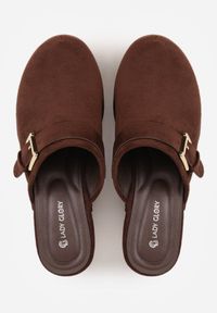 Born2be - Ciemnobrązowe Klapki Chodaki na Słupku z Imitacji Drewna Zdobione Nitami i Sprzączką Salona. Okazja: na co dzień. Kolor: brązowy. Materiał: zamsz. Wzór: aplikacja. Sezon: lato. Obcas: na słupku. Styl: boho, wakacyjny, casual, klasyczny. Wysokość obcasa: średni #4