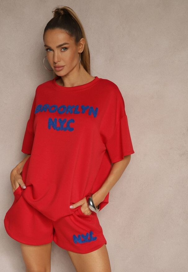 Renee - Czerwony Komplet z Wiskozą o Fasonie Oversize T-shirt i Szorty Lirafina. Kolor: czerwony. Materiał: wiskoza