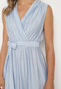 Born2be - Niebieska Rozkloszowana Sukienka z Wiskozą Kopertowym Dekoltem i Materiałowym Paskiem w Talii Jenvia. Okazja: na spacer. Typ kołnierza: dekolt kopertowy. Kolor: niebieski. Materiał: wiskoza, materiał. Sezon: lato. Typ sukienki: kopertowe. Styl: klasyczny #3