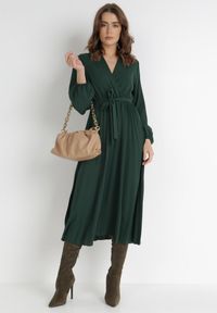 Born2be - Ciemnozielona Sukienka Mesyre. Okazja: do pracy, na randkę. Typ kołnierza: dekolt w kształcie V. Kolor: zielony. Materiał: materiał. Typ sukienki: plisowane, kopertowe. Długość: midi #6