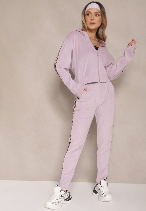 Renee - Jasnofioletowy Komplet Dresowy z Weluru Spodnie i Bluza z Panterkowym Zdobieniem Ellimarelle. Kolor: fioletowy. Materiał: dresówka, welur. Wzór: aplikacja. Sport: turystyka piesza