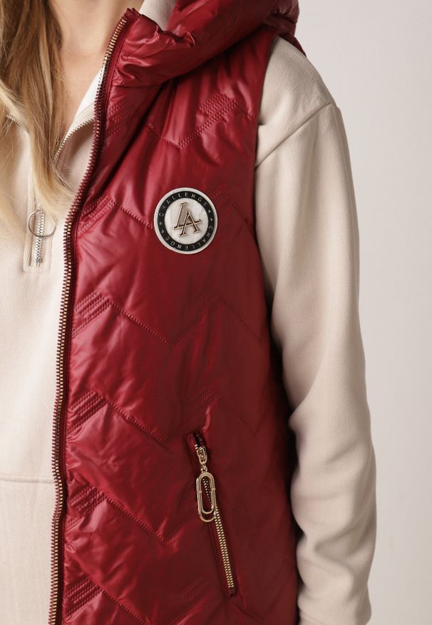 Born2be - Czerwona Przejściowa Kamizelka Pikowana o Długim Kroju z Kapturem i Naszywką Harmaste. Okazja: na co dzień. Typ kołnierza: kaptur. Kolor: czerwony. Materiał: jeans. Długość: długie. Wzór: aplikacja. Styl: casual