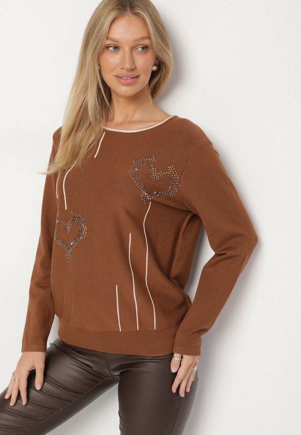 Born2be - Brązowy Sweter Ozdobiony Sercami z Cyrkonii Unaressa. Okazja: na co dzień. Kolor: brązowy. Materiał: jeans. Wzór: aplikacja. Styl: casual, elegancki