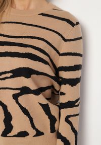 Born2be - Ciemnobeżowy Sweter o Prostym Kroju w Zebrę Unida. Okazja: do pracy, na co dzień, na spotkanie biznesowe. Kolor: beżowy. Materiał: jeans. Długość rękawa: długi rękaw. Długość: długie. Wzór: motyw zwierzęcy. Styl: casual, elegancki, biznesowy #2