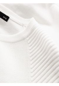 Ombre Clothing - Sweter męski raglan z prążkowanymi rękawami – biały V1 OM-SWSW-0144 - XXL. Okazja: na co dzień. Kolor: biały. Materiał: prążkowany. Długość rękawa: raglanowy rękaw. Wzór: aplikacja, ze splotem, prążki, jednolity. Styl: casual #3