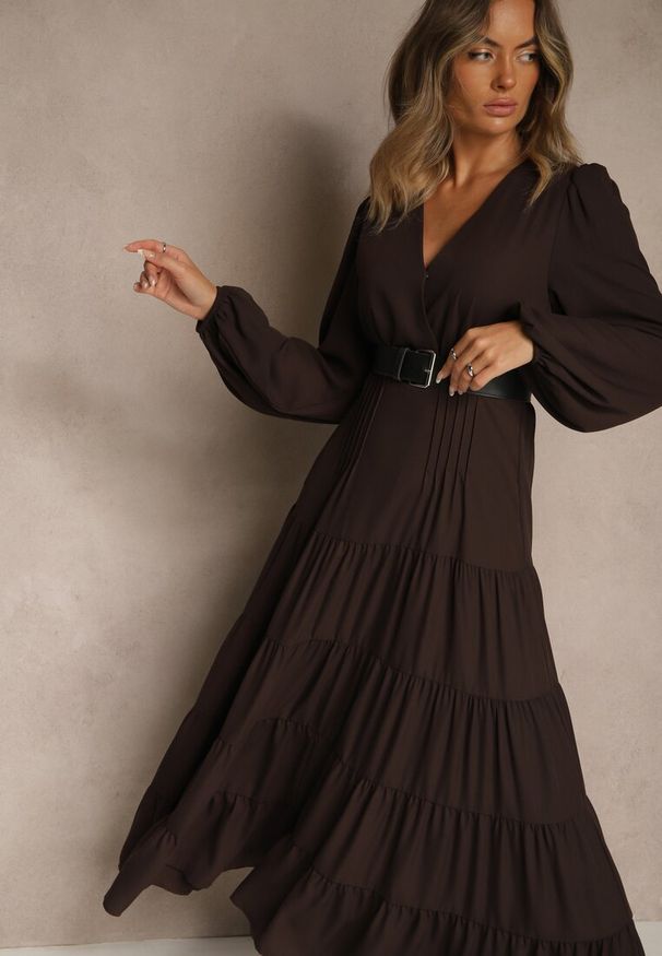 Renee - Brązowa Kopertowa Sukienka Vices o Rozkloszowanym Kroju Resvima. Okazja: na co dzień, na randkę. Typ kołnierza: dekolt w serek. Kolor: brązowy. Materiał: poliester, skóra. Typ sukienki: kopertowe. Styl: casual