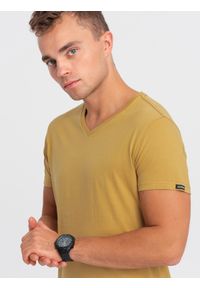 Ombre Clothing - Klasyczna męska koszulka z dekoltem w serek BASIC - musztardowy V8 S1369 - XXL. Typ kołnierza: dekolt w serek. Kolor: żółty. Materiał: jeans, bawełna. Długość: krótkie. Styl: klasyczny #5