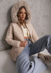 Renee - Jasnobeżowa Przejściowa Kurtka z Pikowaniem Bocznymi Ściągaczami i Kapturem Fezizia. Okazja: na co dzień. Kolor: beżowy. Materiał: futro, poliester, jeans. Styl: casual, elegancki #7