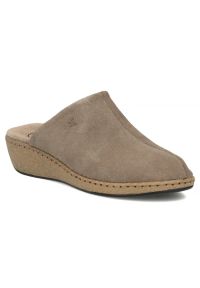 Skórzane klapki na koturnie taupe Filippo DK7567. Materiał: skóra. Sezon: lato. Obcas: na koturnie #1