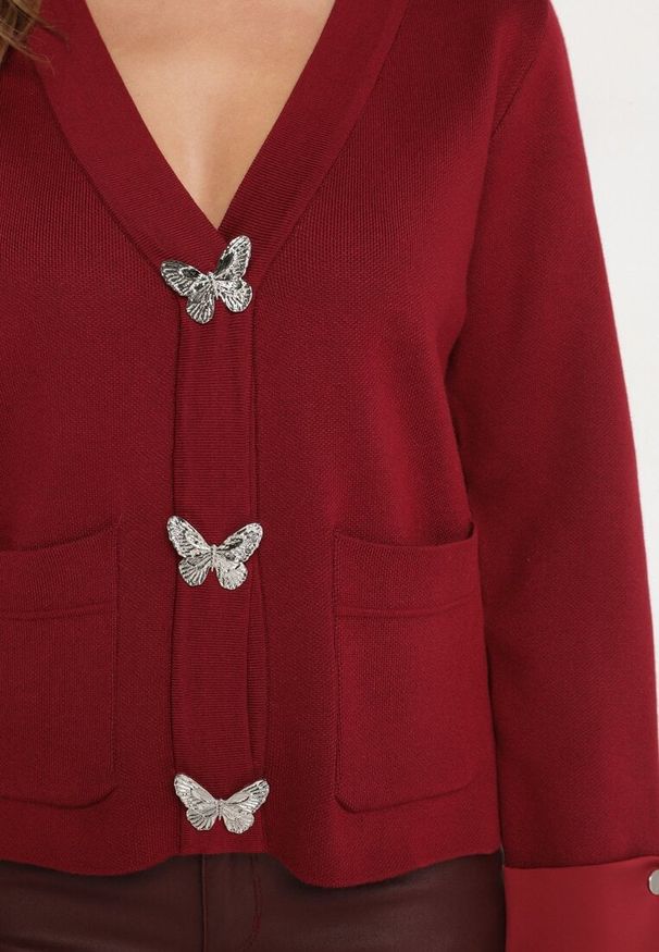 Born2be - Bordowy Wiskozowy Kardigan z Kieszeniami Wywiniętymi Rękawami i Guzikami w Kształcie Motyli Wiledi. Okazja: na spotkanie biznesowe, do pracy, na co dzień. Kolor: czerwony. Materiał: wiskoza. Długość rękawa: długi rękaw. Długość: długie. Styl: biznesowy, elegancki, casual
