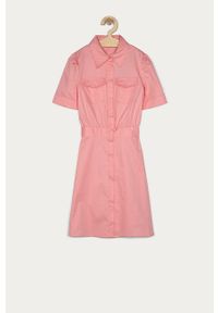 Guess - Sukienka dziecięca 140-176 cm. Kolor: różowy. Materiał: tkanina. Długość rękawa: krótki rękaw. Wzór: gładki. Typ sukienki: rozkloszowane. Długość: mini #1