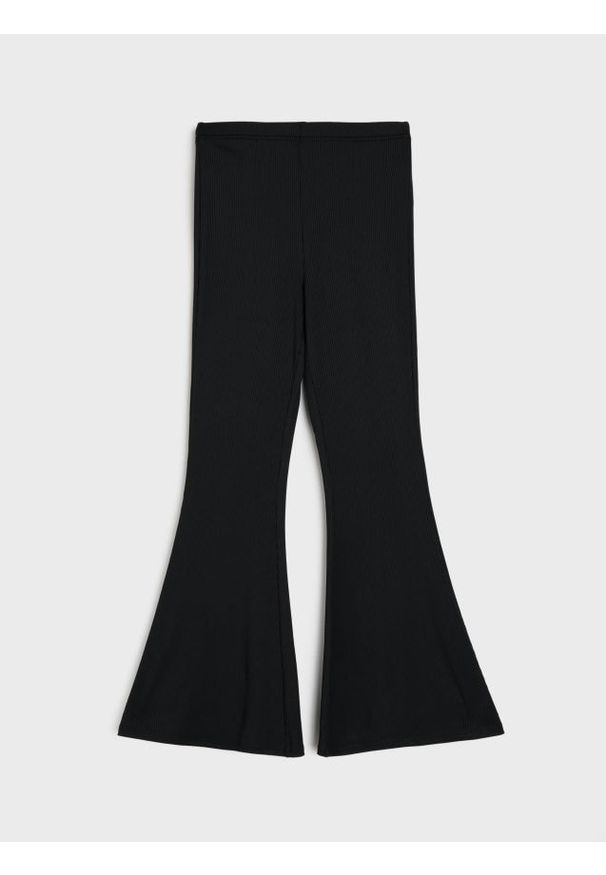 Sinsay - Prążkowane legginsy flare - czarny. Kolor: czarny. Materiał: prążkowany